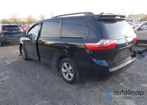 2018 Toyota Sienna Le 8 Passenger z USA, uszkodzony, nr VIN 5TDKZ3DC6JS916913